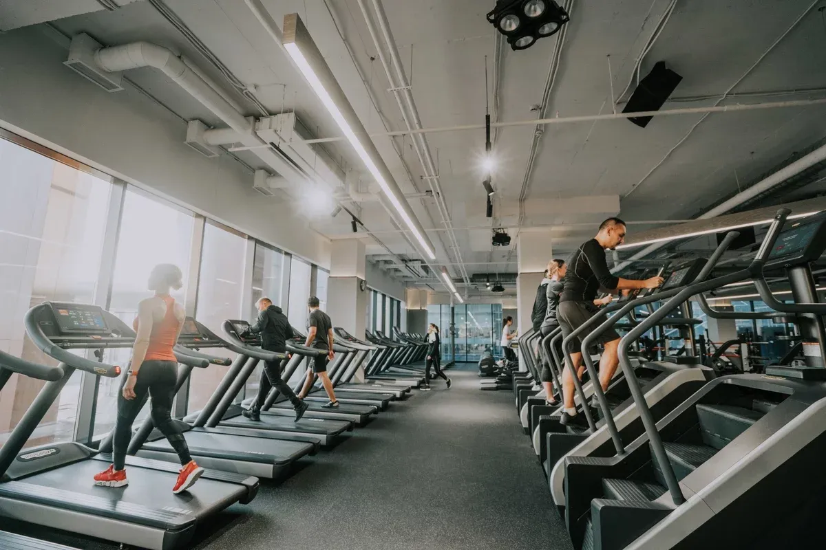 gente haciendo ejercicio en el invictus fitness club