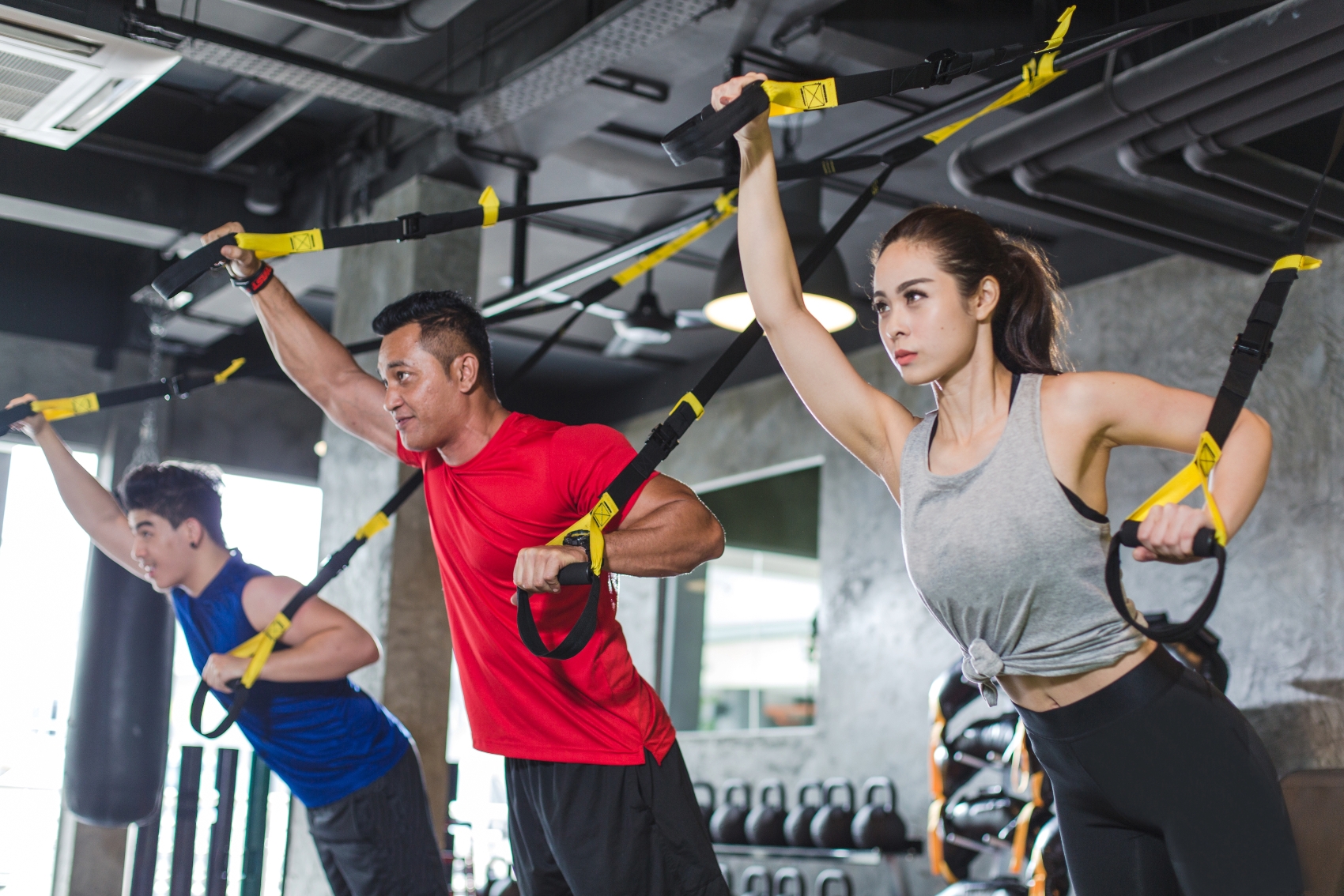 gente haciendo ejercicio en el gimnasio