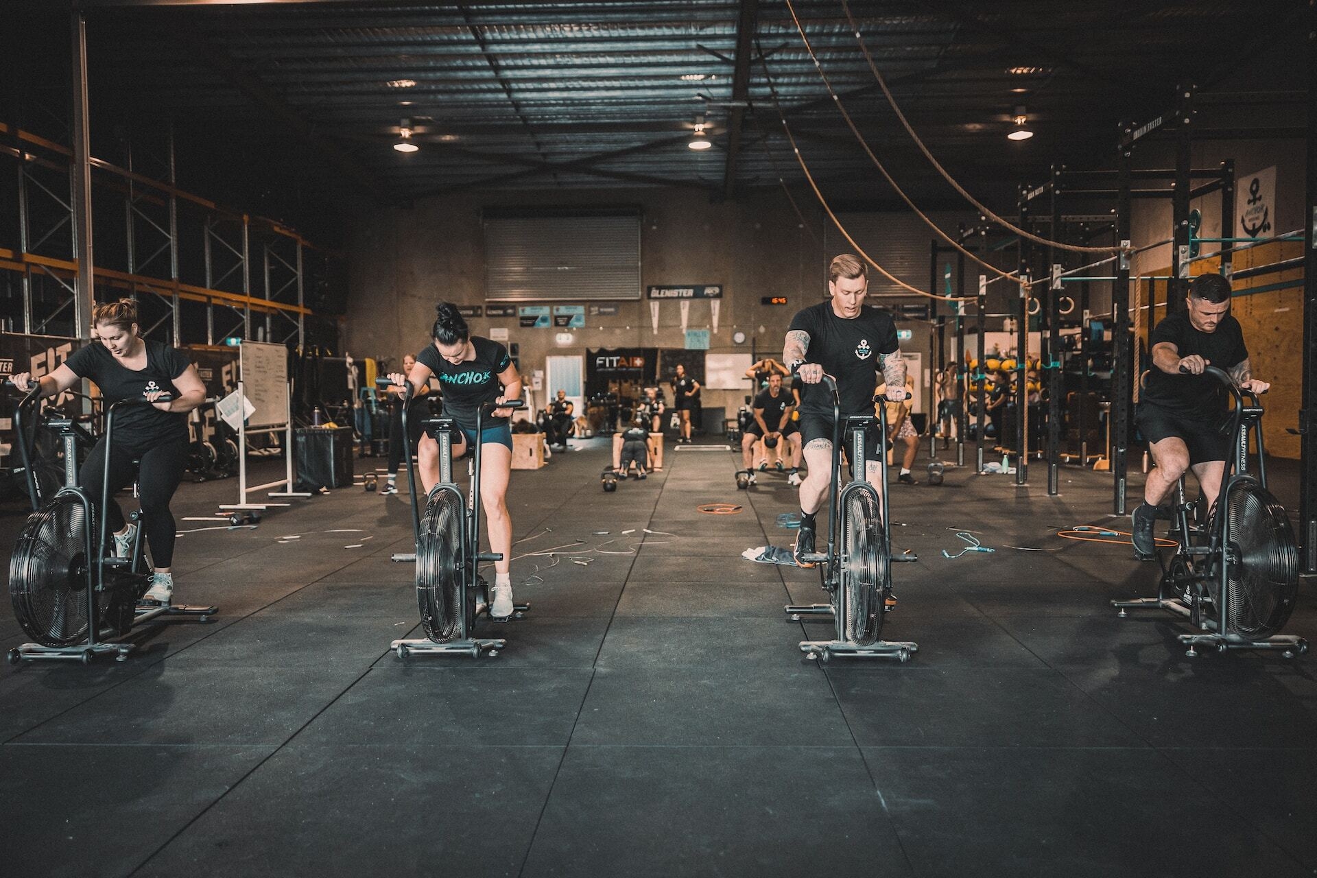 personas haciendo ejercicio en un gimnasio