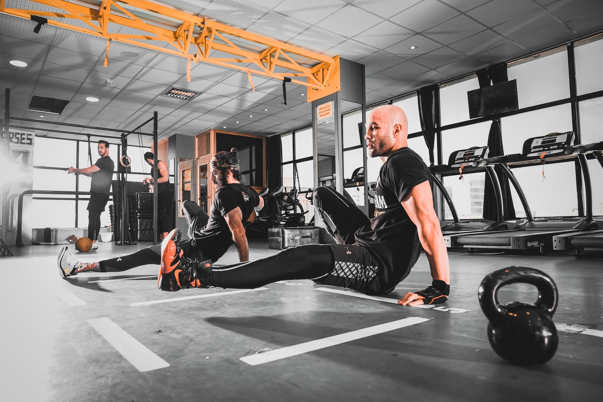 personnes faisant de l'exercice à la salle de sport