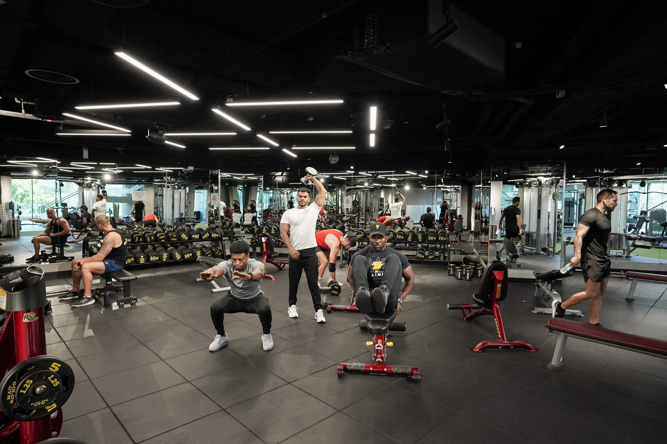 personas haciendo ejercicio en un gimnasio